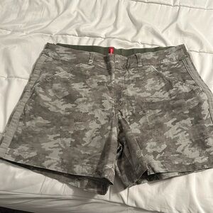 Spanx stretch twill shorts 6 in size XL